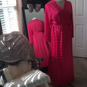 Beautiful Vintage Vanity Fair Robe